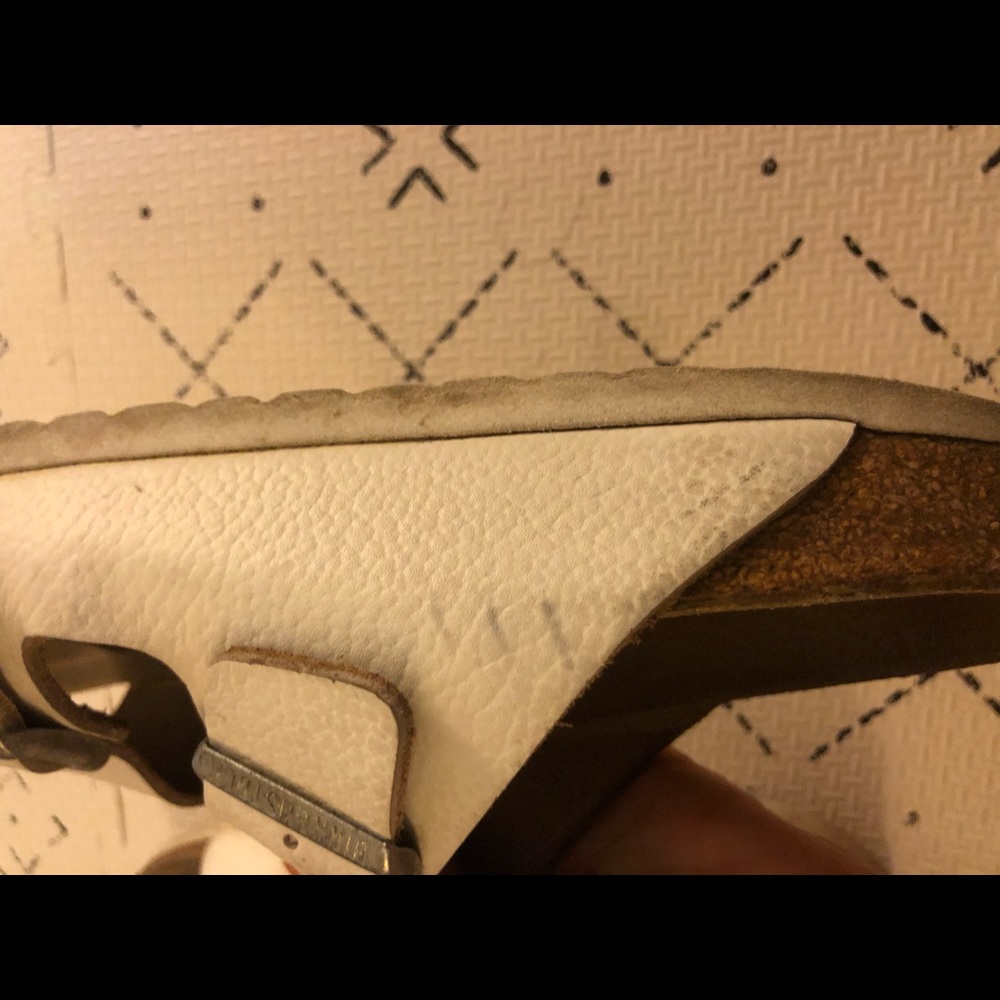 Birkenstock’s white leather slides - Picture 9 of 10